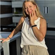 Me defino como una fisioterapeuta apasionada de su profesion. He dado clases antiormente y me parece una actividad increible eseña